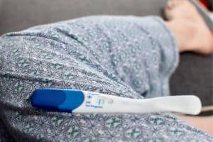 woman-with-positive-pregnancy-test