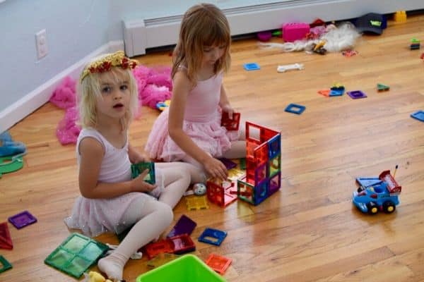 girls-playing-with-magnatiles