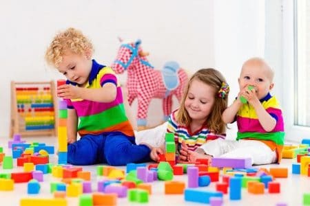 kids-playing-with-blocks