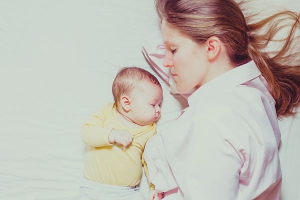 baby-sleeping-besede-mother-on-nontoxic-mattress
