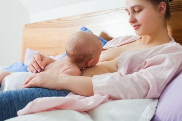 skin-to-skin-breastfeeding