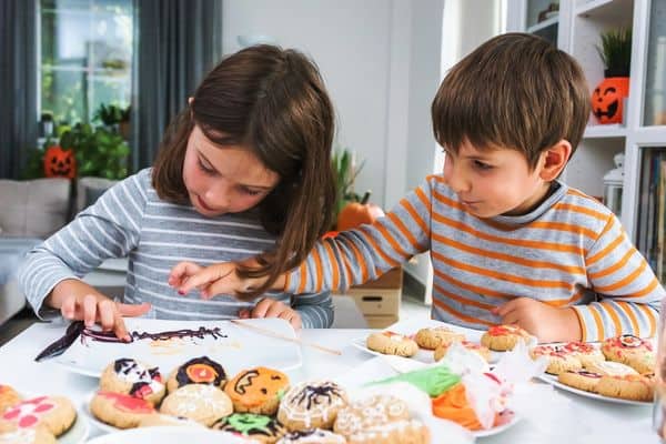 kids decorating  cookies