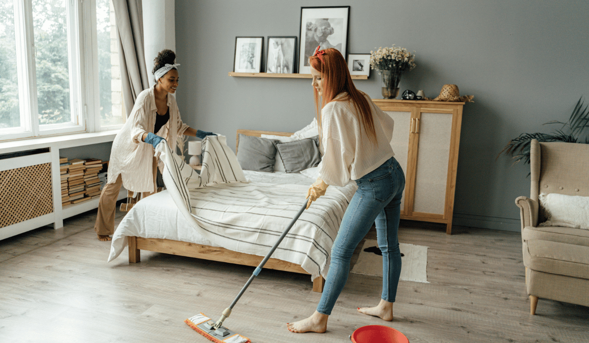 women cleaning 